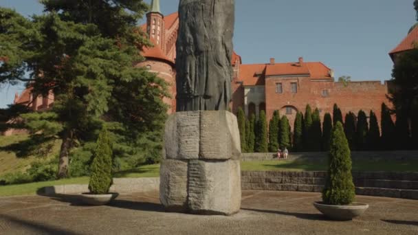 Estatua Nicolás Copérnico Frombork Polonia Inclinación Hacia Arriba Tiro — Vídeos de Stock