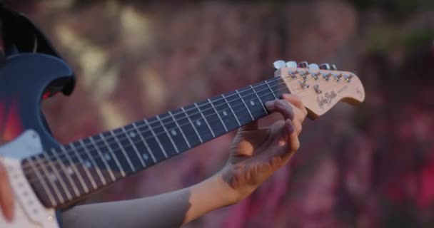 Guitarrista Toca Guitarra Eléctrica Con Seguimiento Tiro Arriba Abajo Una — Vídeo de stock