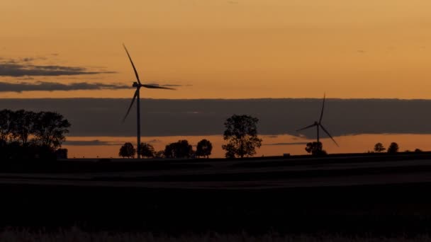 Tidsförskjutning Silhuetter Vindkraftverk Som Alstrar Elektricitet Mot Gyllene Himmel Vid — Stockvideo