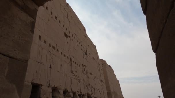 View Looking Doorway Large Wall Face Carvings Kuil Karnak Luxor — Stok Video