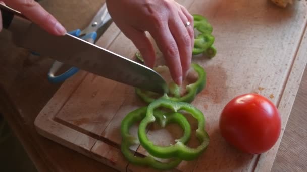 Μαγειρεύω Προετοιμασία Veggies Μαγειρέψουν Vegan Burgers Πράσινο Πιπέρι Αργή Κίνηση — Αρχείο Βίντεο