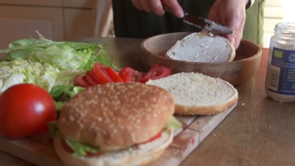 Orbitando Vista Cocinero Preparando Una Deliciosa Hamburguesa Vegetariana Añadiendo Mayonesa — Vídeos de Stock