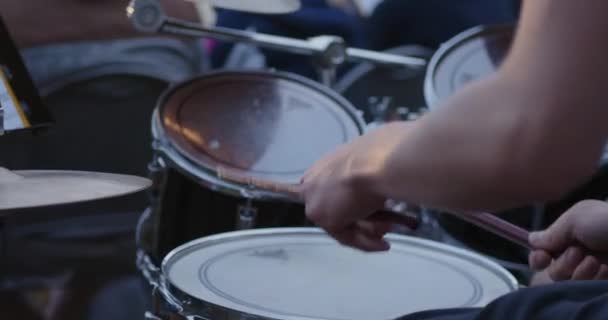 鼓手在鼓筒上吹奏 — 图库视频影像