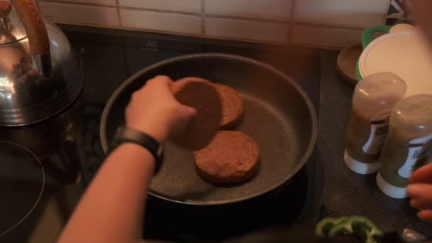 Sobre Hombro Vista Cocinero Cocinar Hamburguesas Vegetarianas Una Estufa Cámara — Vídeo de stock