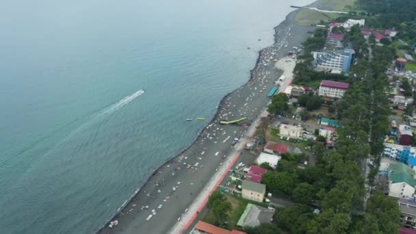 Luchtfoto Van Een Reizende Motorboot Het Bruisende Strand Van Ureki — Stockvideo