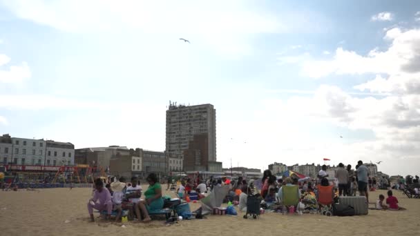 Famílias Multi Étnicas Praia Margate Com Pássaros Voando Sobrecarga — Vídeo de Stock