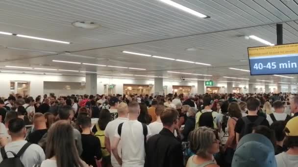 Lange Warteschlangen Flughafen Schiphol Amsterdam Niederlande Reisechaos — Stockvideo