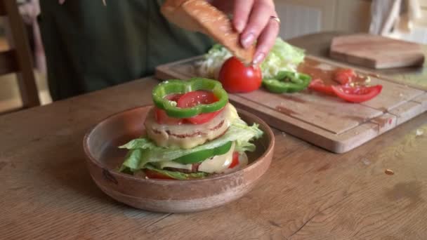 Cuire Finition Préparant Délicieux Hamburger Végétalien Avec Végétarien Ralenti — Video