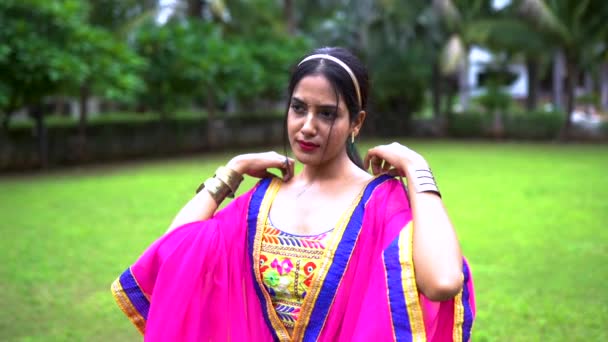 Прекрасна Індійська Жінка Традиційних Чанья Чолі Навратрі Навратрі Індійський Фестиваль — стокове відео