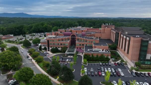 Modern Sjukhusbyggnad Virginia Usa Flyg Svagt Ljus Medicinska Systemet Campus — Stockvideo