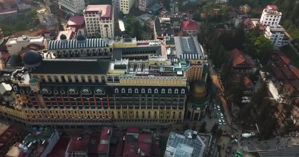 Luchtfoto Vliegen Top Van Een Sierlijk Hotelgebouw Onthult Een Binnenplaats — Stockvideo