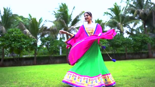 ナブラトリのための伝統的なChaniyaコーリの美しいインドの女性 ナブラトリ Navratri インドの祭りで チャンヤ コリの伝統衣装 — ストック動画