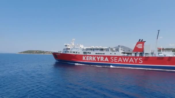 Fährboote Kreuzen Auf Dem Mittelmeer Rot Lackiertes Fährboot Fährt Vorbei — Stockvideo