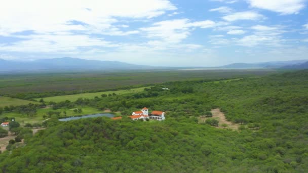 Aerial Епічний Постріл Гасіенди Посеред Лісової Зони Обертовий Постріл — стокове відео