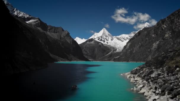 Drone Voando Sobre Lago Azul Montanha Coberta Neve Paramount Pictures — Vídeo de Stock
