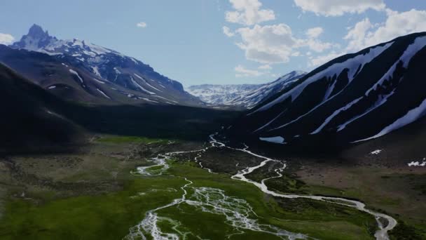 Aerial Episch Shot Van Koude Rivieren Het Midden Van Besneeuwde — Stockvideo