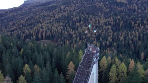 Εγκαταλελειμμένος Ιταλικός Πύργος Άλματος Σκι Σημαίες Πευκοδάσος Εναέρια — Αρχείο Βίντεο