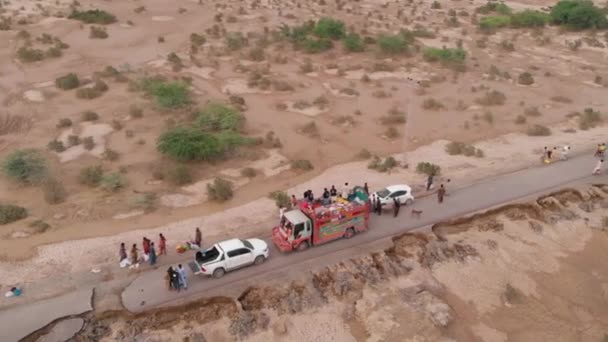 Воздушный Грузовик Оказывающий Продовольственную Помощь После Наводнения Удаленном Районе Белуджистана — стоковое видео
