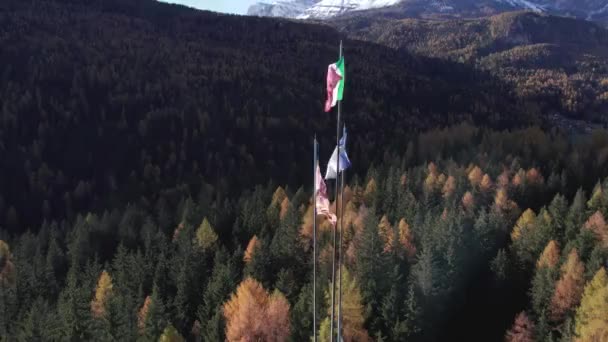 Italiaanse Vlaggen Zwaaien Hoge Palen Toren Van Ski Jump Helling — Stockvideo