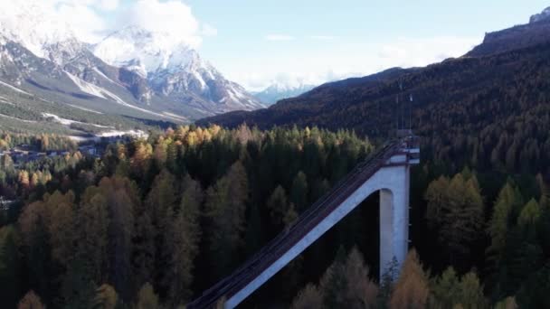 Rampe Saut Ski Italie Vallée Forêt Alpine Drapeaux Balançant Sur — Video