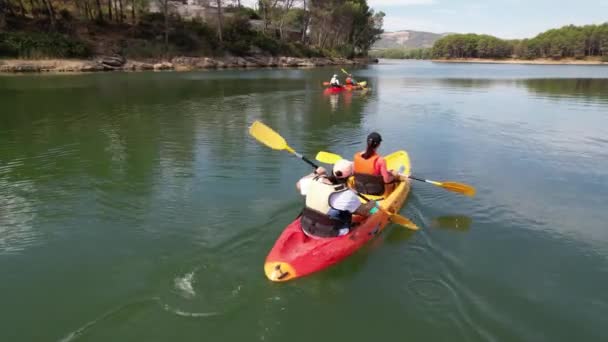 家族の楽しさ スペインのカステリョンの緑の水の湖でカラフルなカカクに乗って楽しむ — ストック動画