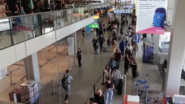 Köer Resenärer Insidan Terminalen Amsterdam Airport Schiphol Titta Ner Bottenvåningen — Stockvideo