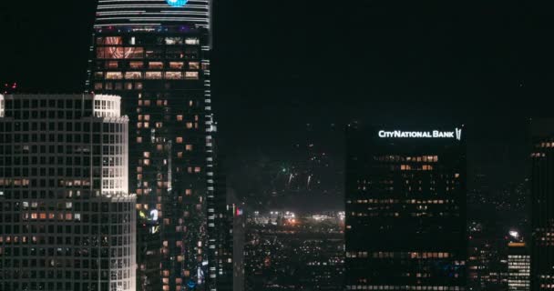 Laのダウンタウンの高層ビルの背後にある距離で花火大会 — ストック動画