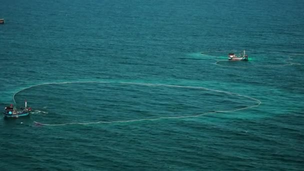 Fiskefartyg Havet Fånga Fisk Med Trålfiske Nät Antenner — Stockvideo