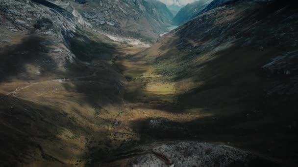 Tiro Aéreo Revelando Vale Rochoso Sombra Dia Nublado Nos Andes — Vídeo de Stock