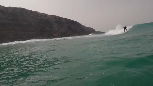 Tiro Largo Povos Que Surf Mar Durante Por Sol Drone — Vídeo de Stock