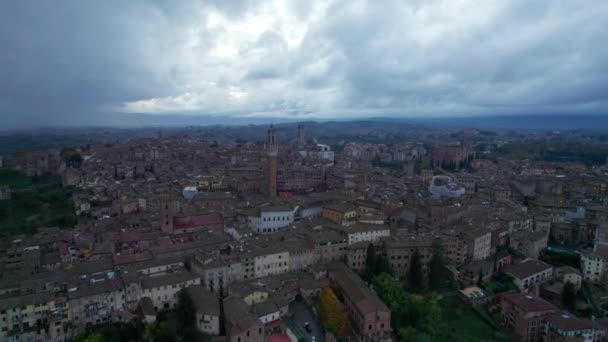イタリアのシエナ市では 曇りの日にカンポ広場とマンギアの塔があります — ストック動画