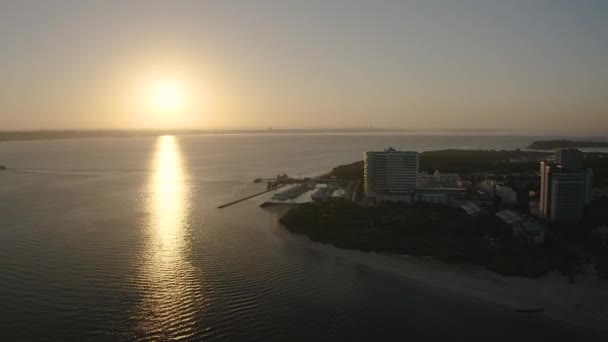 红太阳升起在草原的地平线上 太阳盘闭合 一大早 美丽多彩的晨景 — 图库视频影像