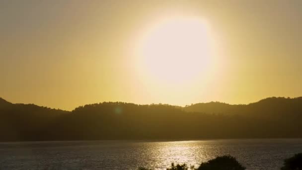 Καταπληκτικό Πολύχρωμο Ηλιοβασίλεμα Αλυσίδα Βουνών Ώρα Λήξη Φόντο Του Ουρανού — Αρχείο Βίντεο