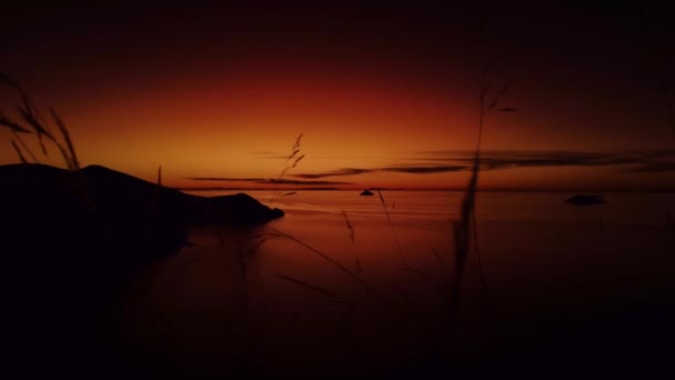 Mooie Donkeroranje Zonsondergang Met Planten Voorgrond Het Titicaca Meer Peru — Stockvideo