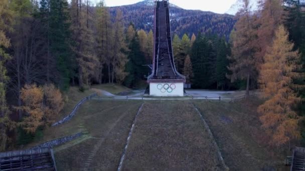 Olympisk Skylt Vid Foten Övergivet Hopp Italienska Alperna Trampolino Olimpico — Stockvideo