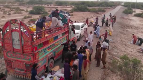 Balochistan Daki Uzak Bölgelerdeki Selden Sonra Kamyonun Yanındaki Insanların Hava — Stok video