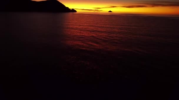 Luchtfoto Boven Het Water Met Een Oranje Zonsondergang Het Titicaca — Stockvideo