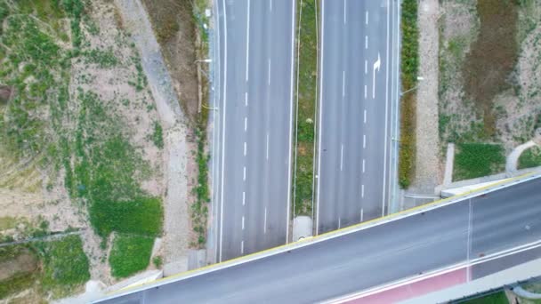 Воздушный Снимок Синей Машины Пересечении Мостовой Дороги Дневном Свете Над — стоковое видео