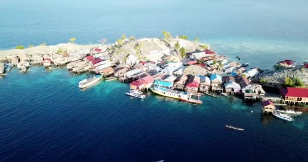 インドネシアスラウェシ島トーゲン諸島マレンジ島沿岸の漁師村バジョ村のドローン映像 — ストック動画