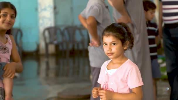 Mladá Palestinská Dívka Která Nehybně Stojí Žvýká Svačinu Dívá Kamery — Stock video