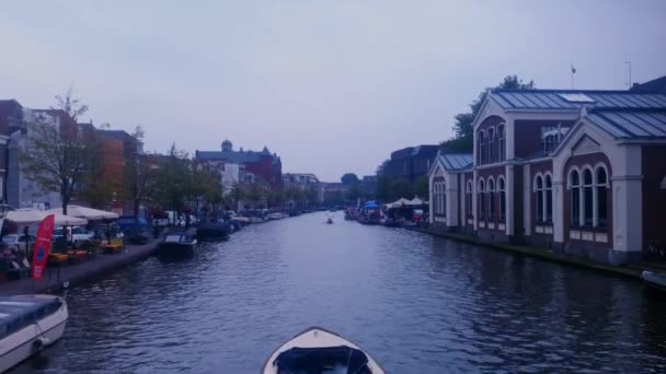 Blick Auf Das Boot Das Von Einer Brücke Kanal Leiden — Stockvideo