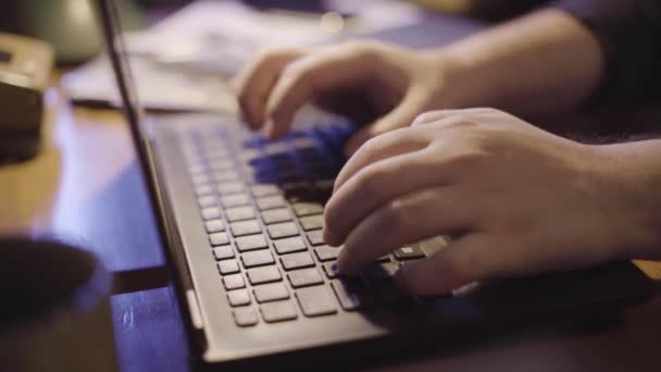 Hombre Dedos Escribiendo Teclado Computadora Ilustración Tecnología Informatizada Del Siglo — Vídeos de Stock