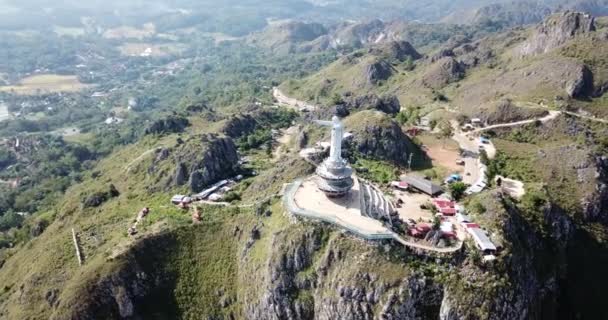 Κηφήνας Πλάνα Από Άγαλμα Του Ιησού Χριστού Στην Tana Toraja — Αρχείο Βίντεο