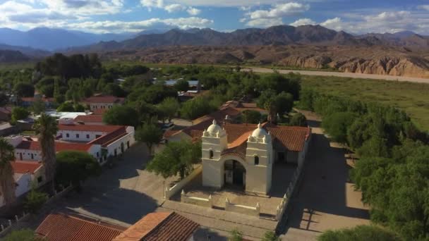 Aerial Iglesia Pequeño Pueblo Provincia Salta Argentina Tiro Giratorio — Vídeos de Stock