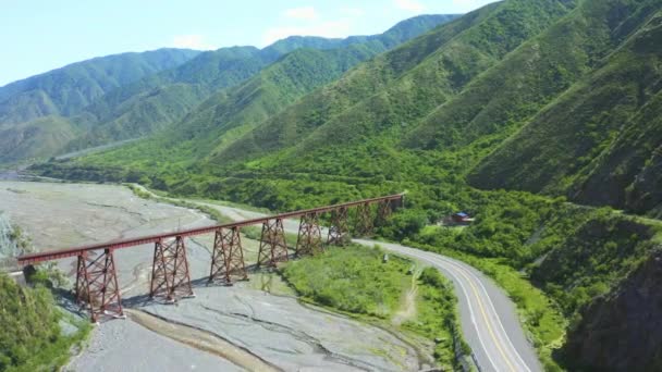 Aeri Kurumuş Bir Nehrin Destansı Görüntüsü Yanında Demiryolu Köprüsü Yanında — Stok video