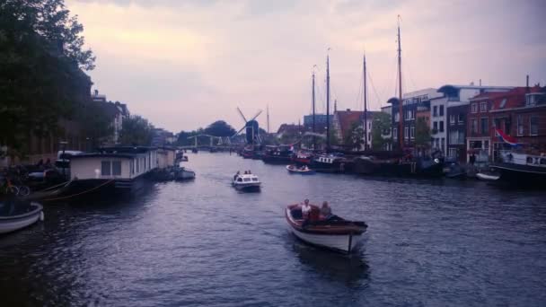 Blick Auf Zwei Vorbeifahrende Boote Den Kanälen Von Leiden — Stockvideo