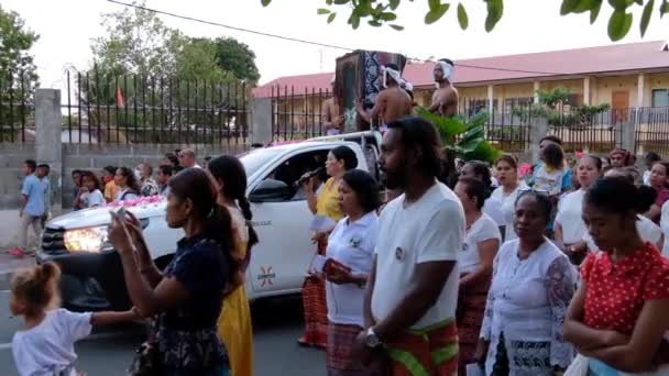 Dili Timor Leste Sokaklarında Dini Bir Katolik Heykeli Olan Bir — Stok video