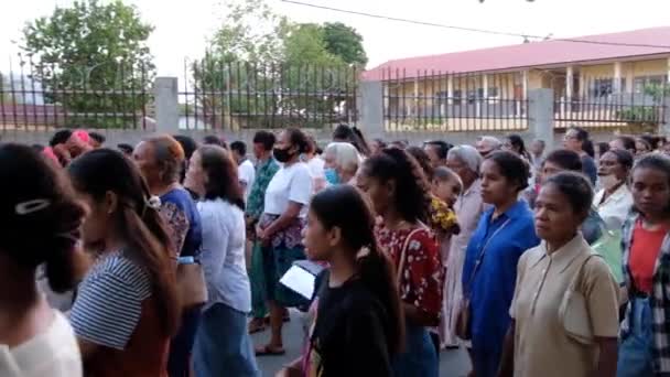 Dav Timorejců Kráčející Průvodu Katolickou Náboženskou Sochou Hlavním Městě Dili — Stock video