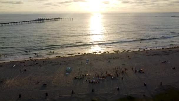 Arial Shot Gün Batımı Ocean Beach San Diego Sahillerinde Altın — Stok video