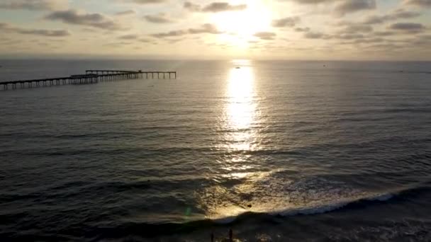黄金时间在海滩的海岸线 圣地亚哥 加利福尼亚州 飞向太阳时 我们看到左边的码头和右边的防洪堤 — 图库视频影像